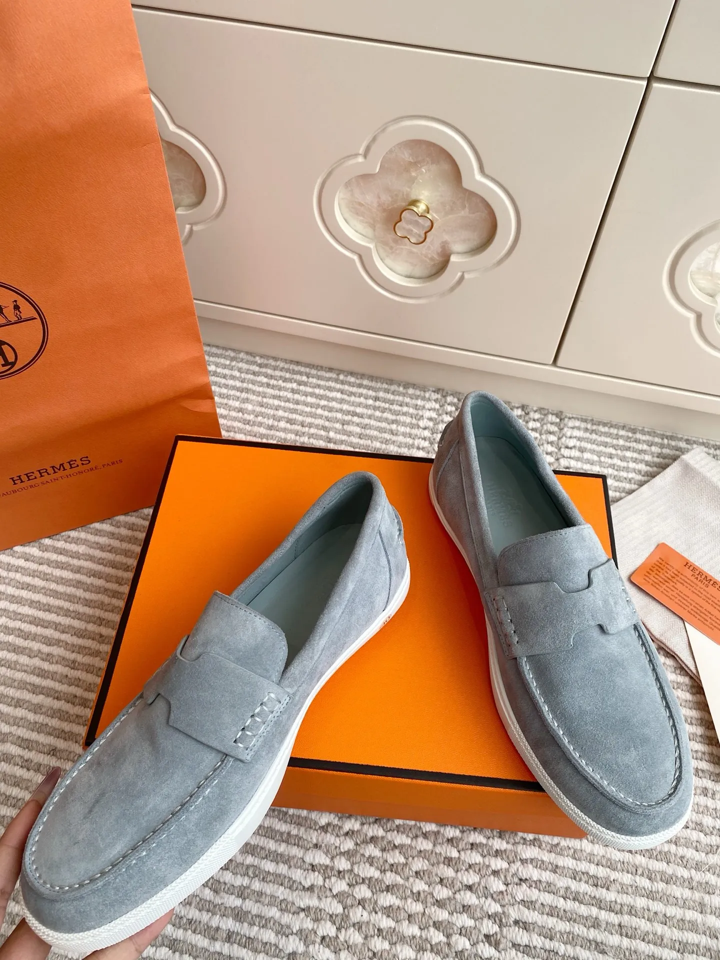p560✨Hermes Couple Loafers｜Walking in the urban high-end, easily wearing Hermès temperament✨Who says luxury and comfort can’t have both?  This pair of H’s classic loafers really does it!  ▪️"Customized imported Yangjing fabric" is soft and delicate ▪️"Full sheepskin lining" + "soft-soled shoes" design. Your feet will be healed the moment you put them on~ It's like stepping on clouds☁️You won't feel tired after walking all day!  The iconic "H" buckle is low-key and luxurious. It is matched with a rubber outsole. It is lightweight and stylish. Whether you are commuting or shopping, you can easily achieve casual urban style🏙 Can be worn by couples. Full range of sizes, girls 35-41 | boys 39-45. Wear them together when going out. Sweet and high-end💑 Original mold opening. Details are in place. Those who understand will be attracted at a glance ️❤️ #Hermès loafers #coupleshoes #lightweight and versatile shoes